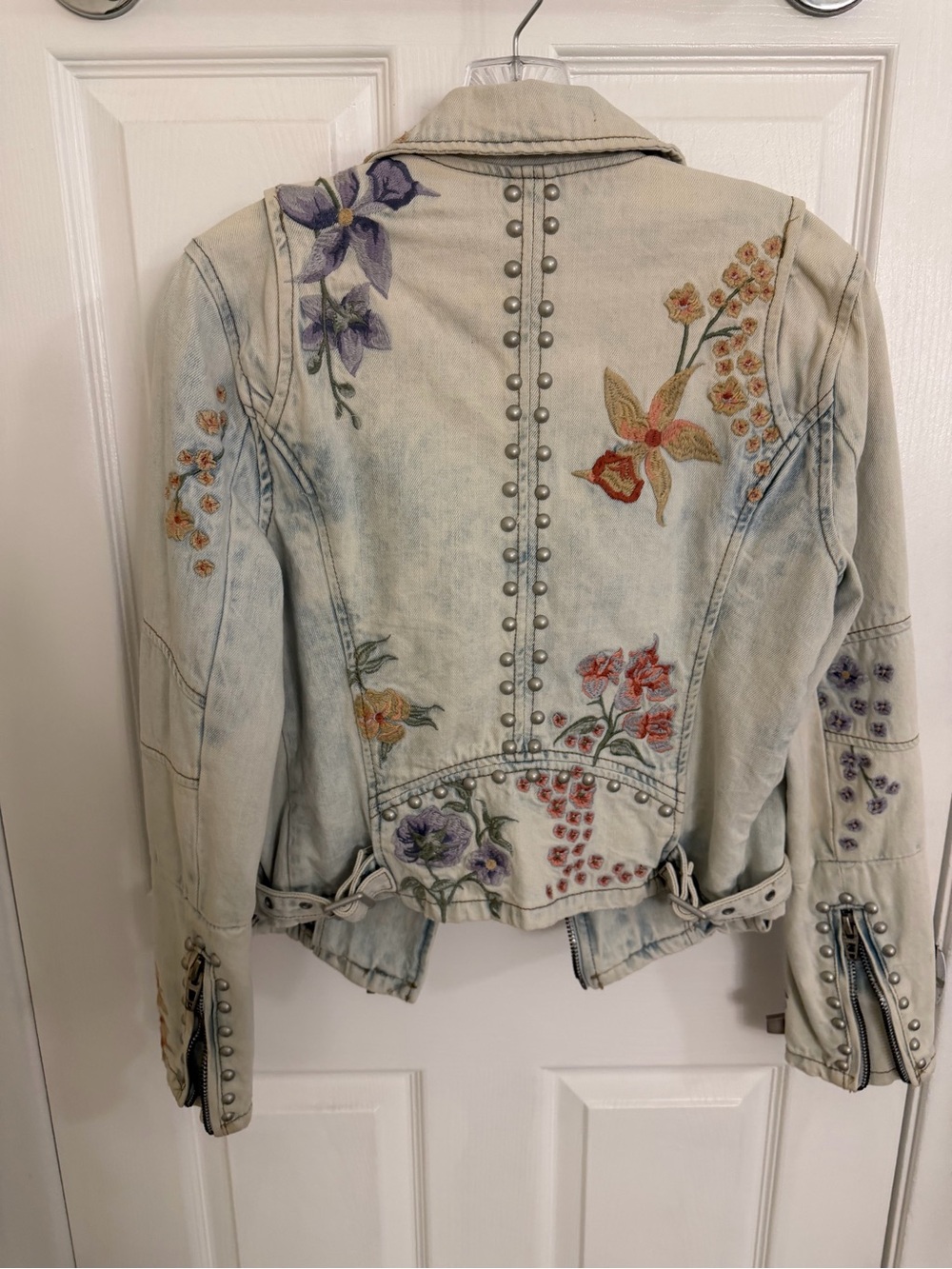 Blank NYC Light Wash Embroidered Floral Jean Jacket - Picture 3 of 3